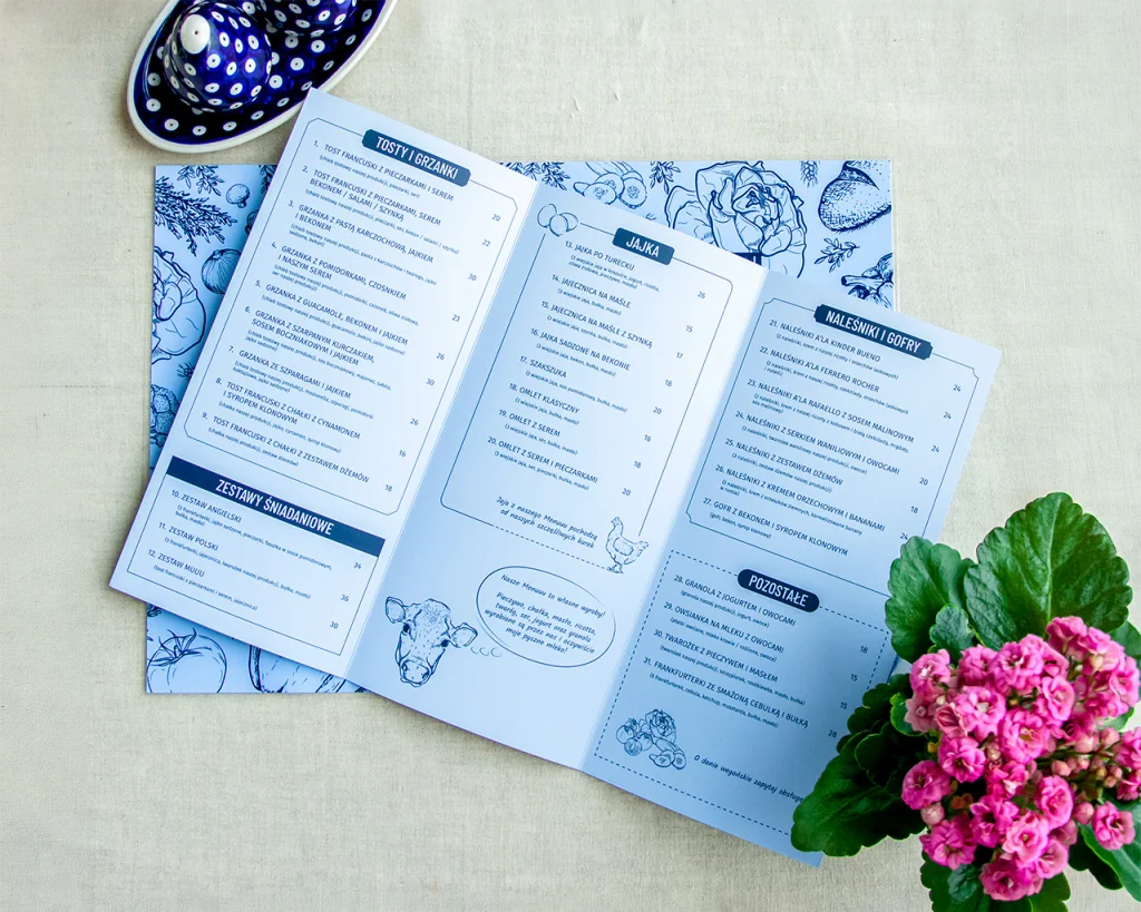 MUUU bistro: rozłożona karta śniadaniowa z autorskimi ilustracjami, projekt menu