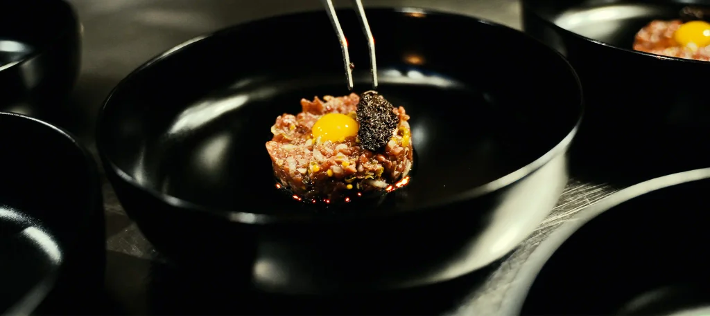 Park 79: plating tatara z żółtkiem i truflą, kadr z filmu z eventu