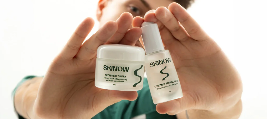 SKINOW: krem Architekt Skóry i serum Strażnik Równowagi w wyciągniętych dłoniach