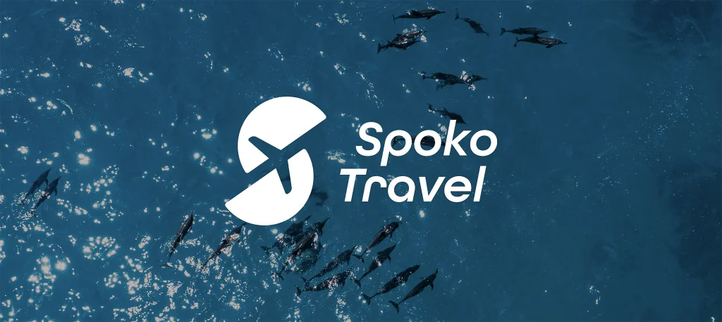 Spoko Travel: logo marki na ujęciu morza z delfinami, key visual