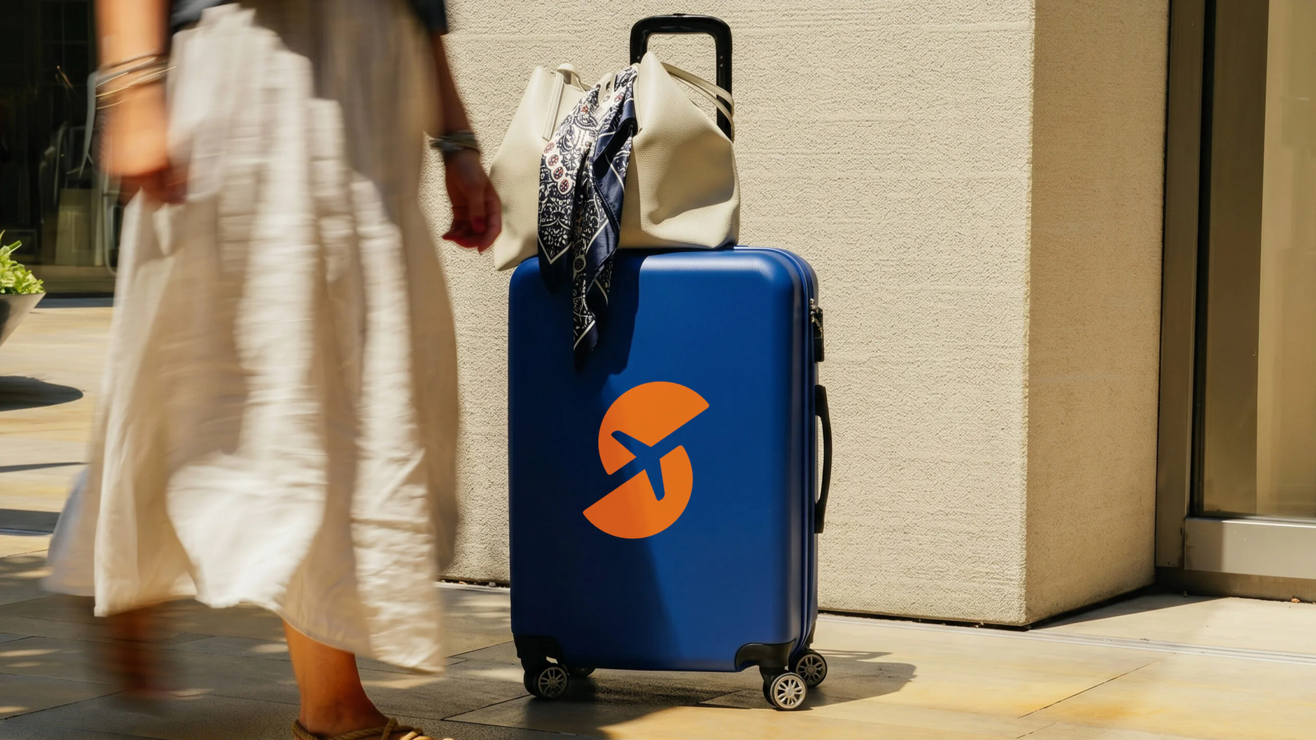 Spoko Travel: sygnet marki na walizce podróżnej