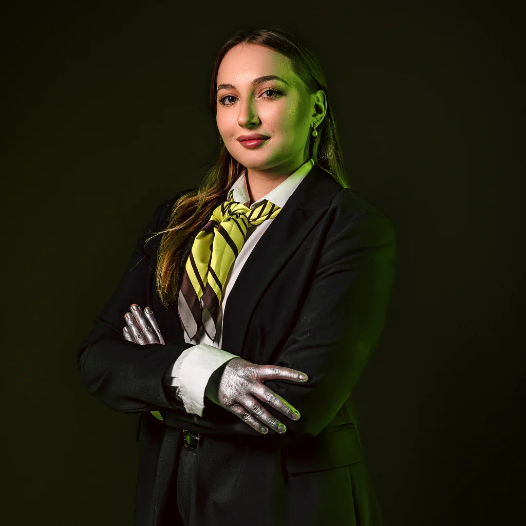 Wiktoria Czyżewska, Creative Director PIONA Studio, portret w czarnej marynarce na zielonym tle