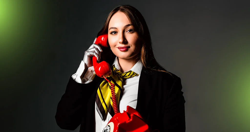 Wiktoria Czyżewska, współzałożycielka PIONA Studio, ze słuchawką czerwonego telefonu