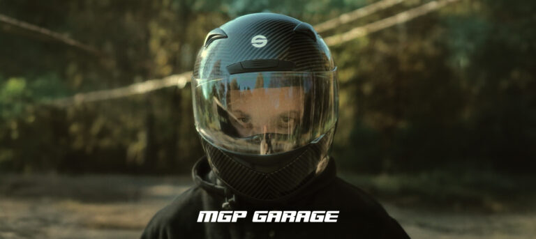 MGP Garage: Bartek Glin w kasku motocyklowym w leśnej scenerii, film reklamowy PIONA Studio