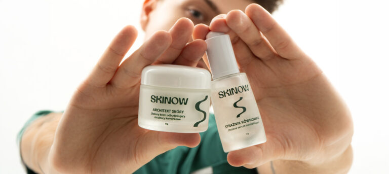 SKINOW: krem i serum marki skincare w dłoniach, strategiczny branding PIONA Studio