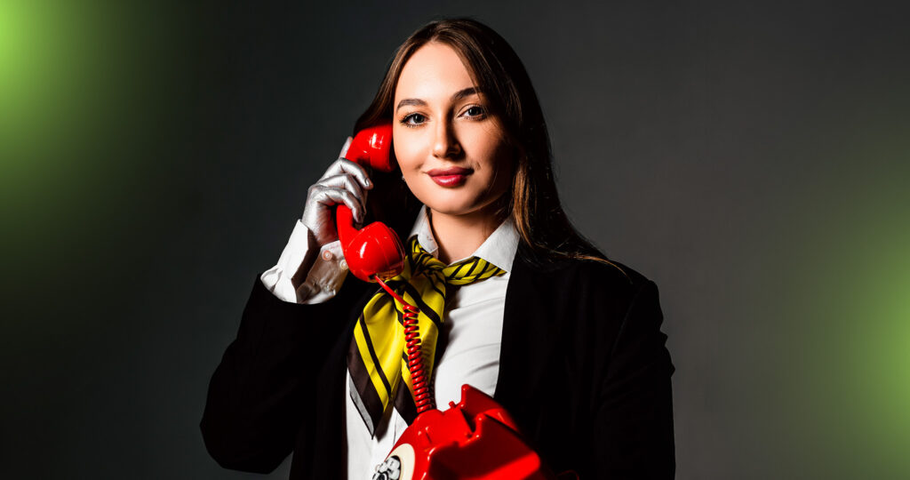 Wiktoria Czyżewska z czerwonym telefonem, kadr z sekcji kontaktowej PIONA Studio